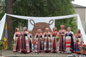 Soikulan laulu -kansanperinneryhmä esiintymisvalmiina Pekon praasniekassa vuonna 2012.